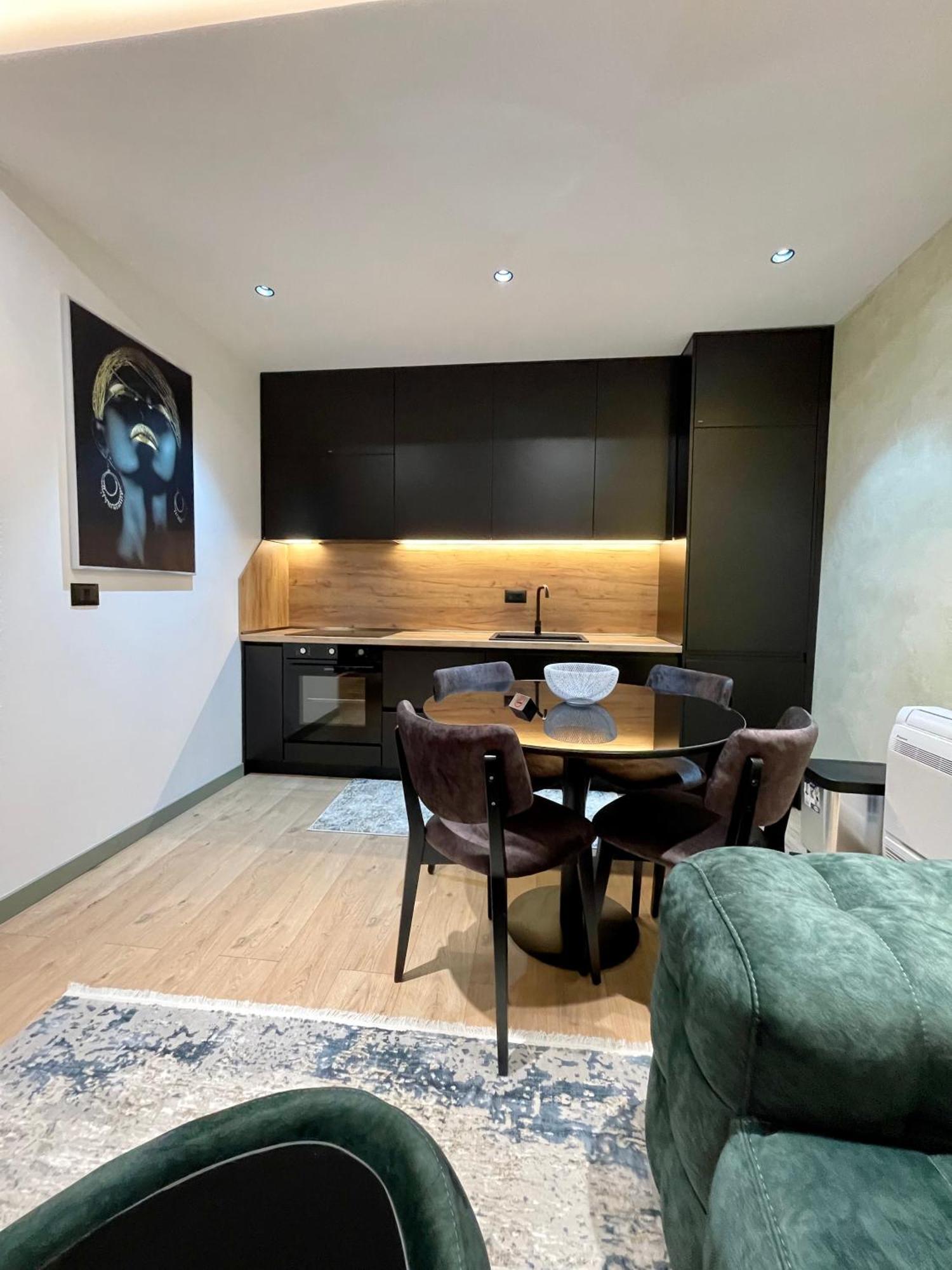 Queens Luxury Apartments Тирана Экстерьер фото